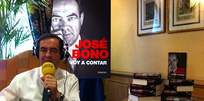 José Bono atiende a la Cadena SER durante la presentación de su libro, &#039;Les voy a contar&#039;