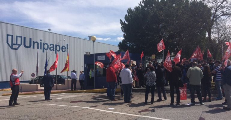 Los trabajadores de UNIPAPEL concentrados para protestar contra el ERE en la planta de Tres Cantos