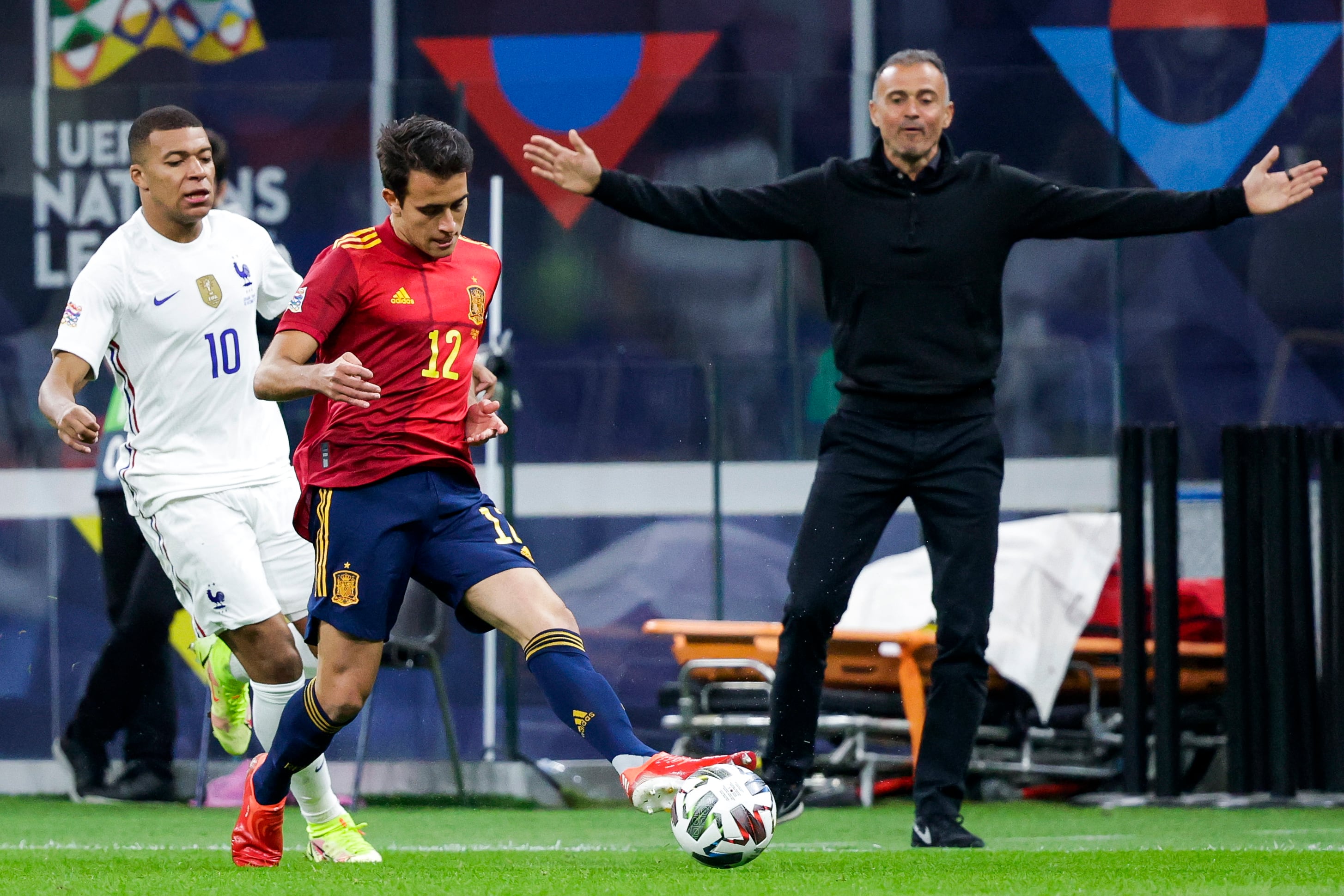 Mbappé con Eric García durante el partido de Nations League