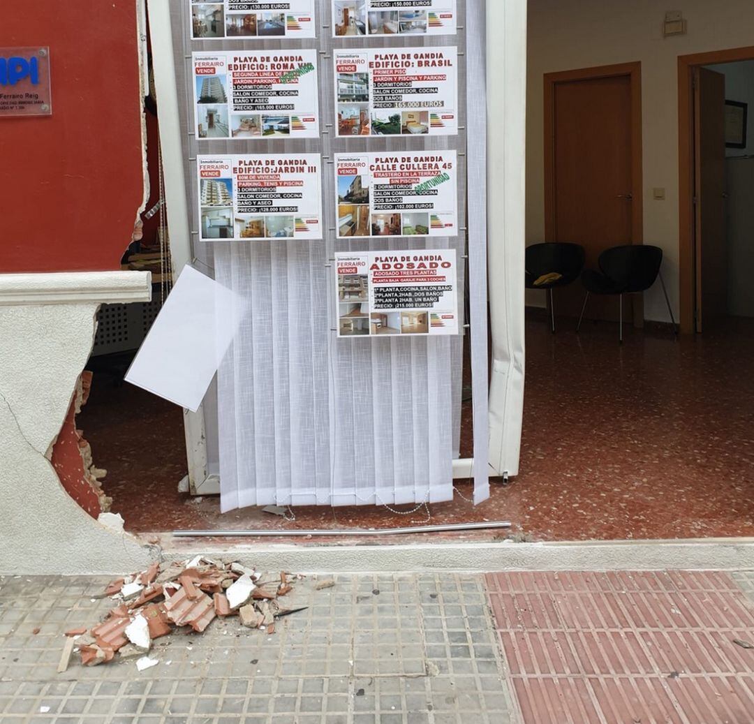 Destrozos ocasionados en un local comercial de la playa de Gandia 