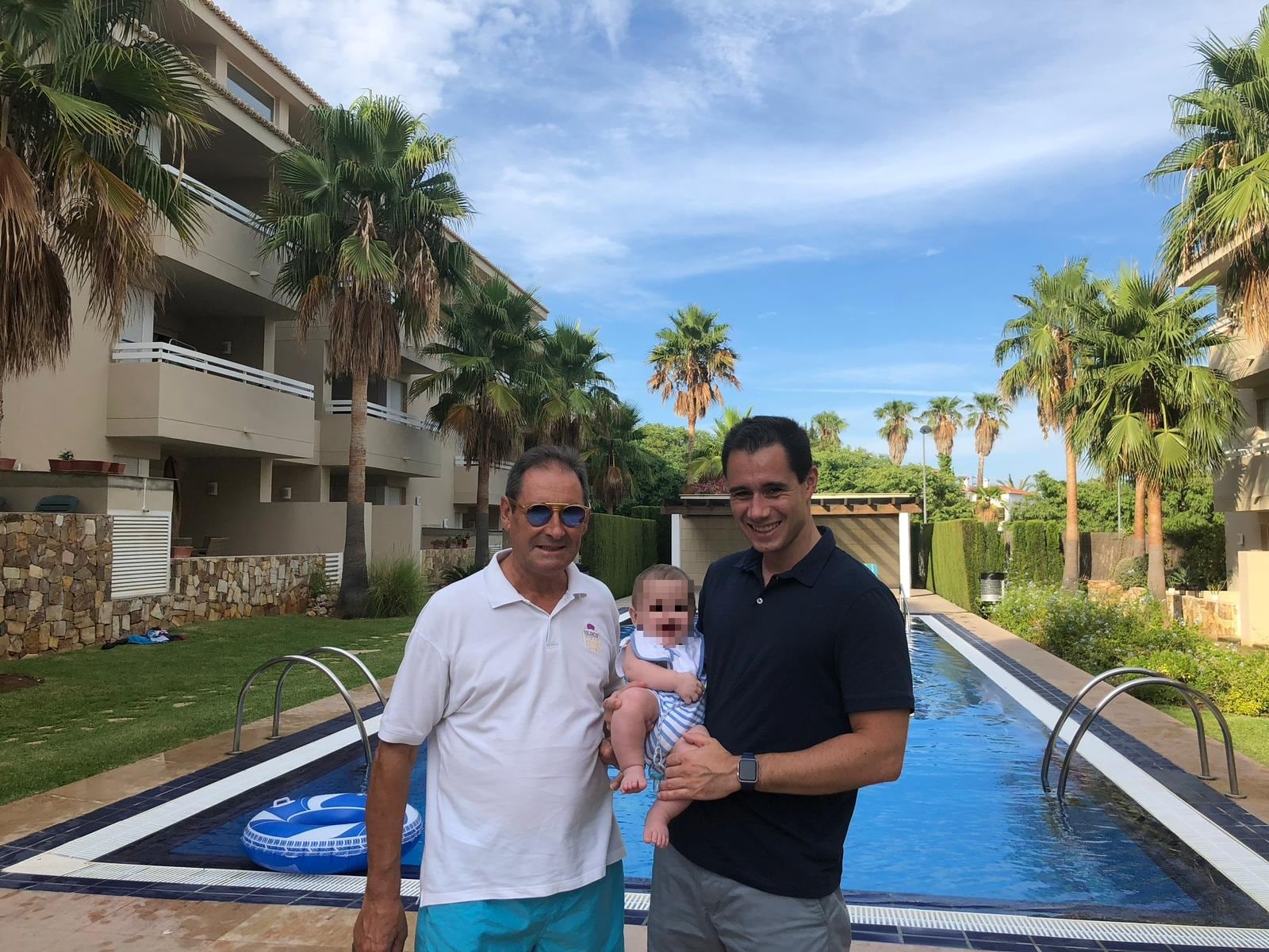 El ciclista fallecido este martes en Montserrat, Federico Muñoz, junto a su hijo, Simón Muñoz, y a su nieto en una imagen cedida por la familia.