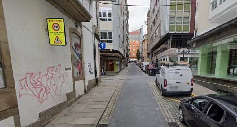Imagen de la calle Lugo, con señalización de preferencia peatonal