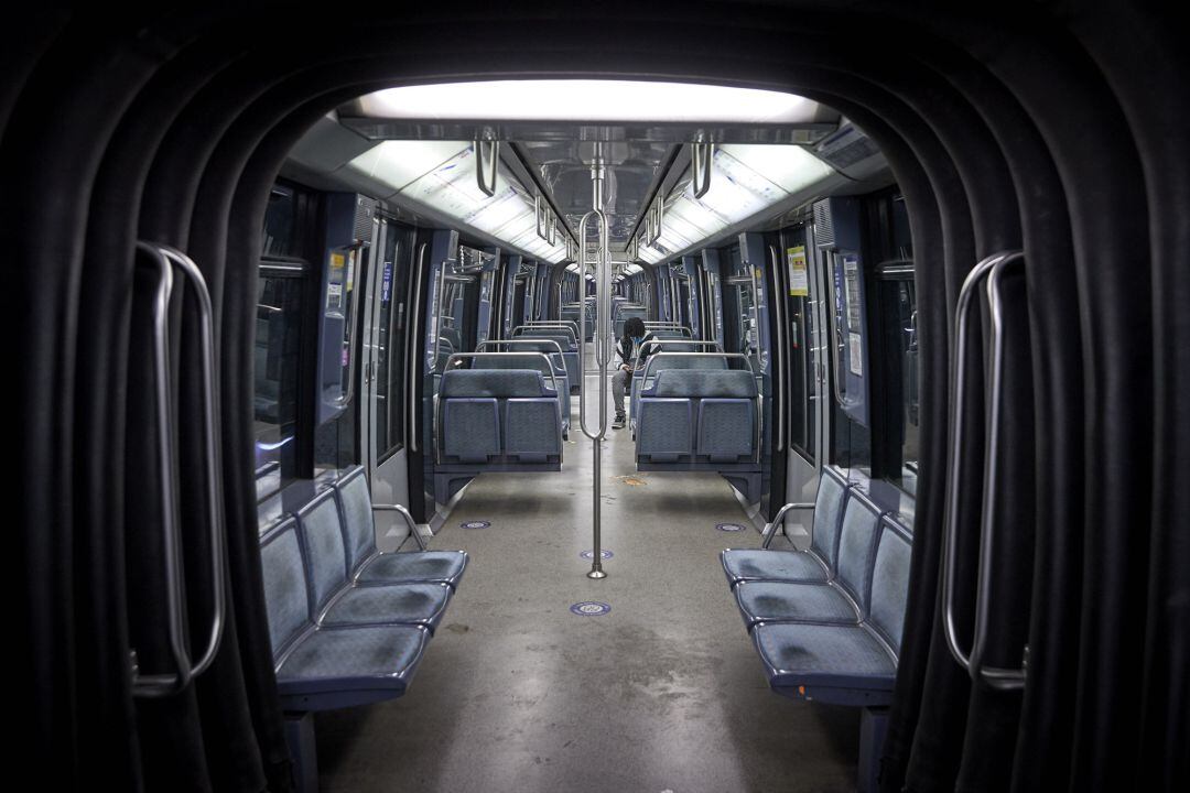 Un pasajero solitario en uno de los vagones del metro de París el pasado 17 de octubre