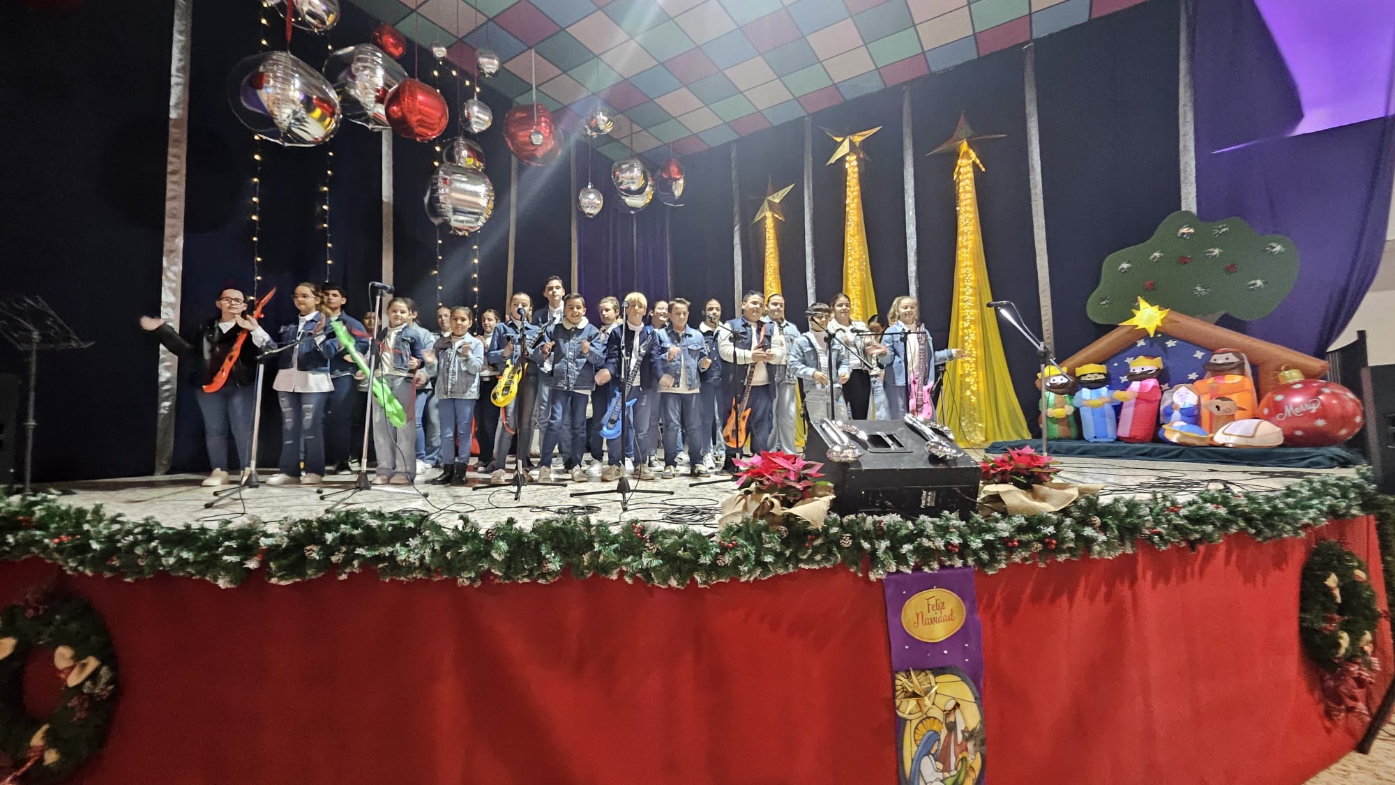 Actuación de los alumnos/as de l Virgen de Cuadros, interpretando la versión, villancico, del tema Bienvenidos