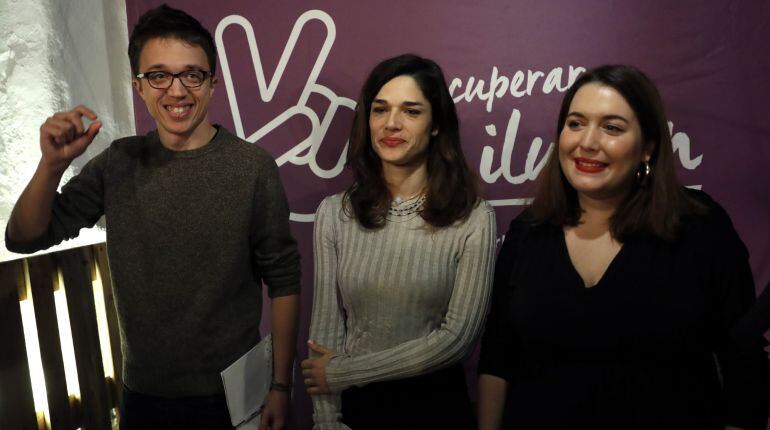 El secretario de Política de Podemos, Íñigo Errejón, acompañado por las diputadas Clara Serra y Ángela Rodríguez, a su llegada a la presentación del documento de igualdad de Podemos.