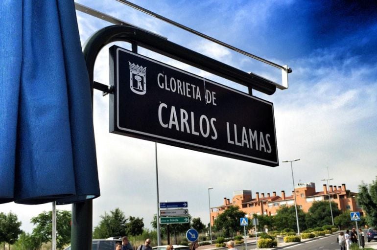 La placa que luce el nombre de Carlos Llamas, en el barrio de Canillejas