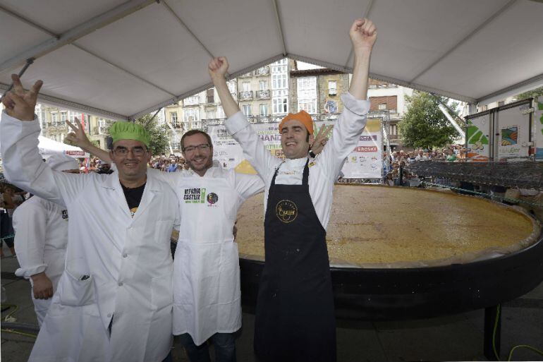 Senén González y Javier Maroto celebran el &quot;récord&quot; de la tortilla más grande del mundo