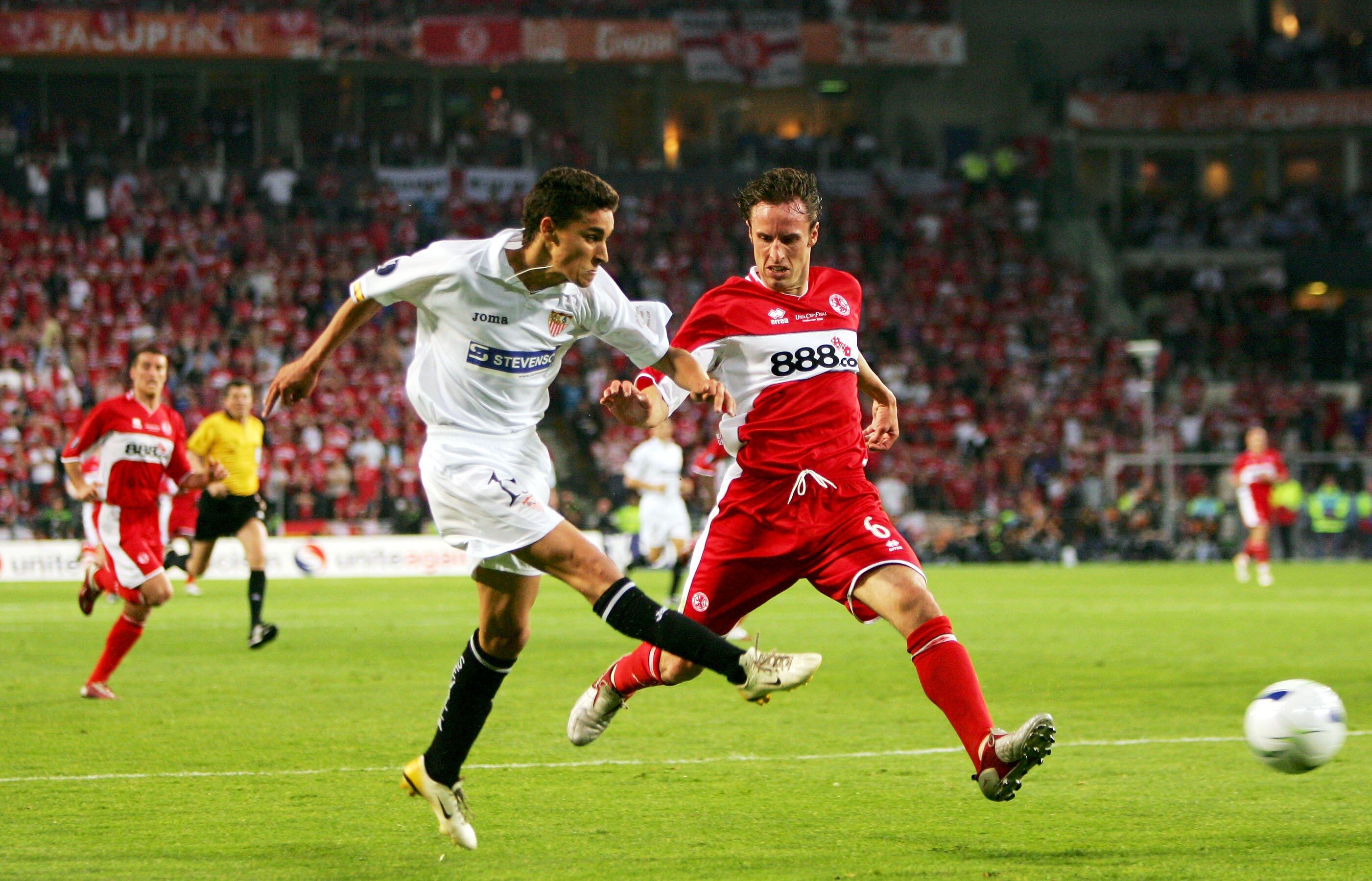 Jesús Navas y Gareth Southgate, frente a frente en la final de la Copa de la UEFA 2006