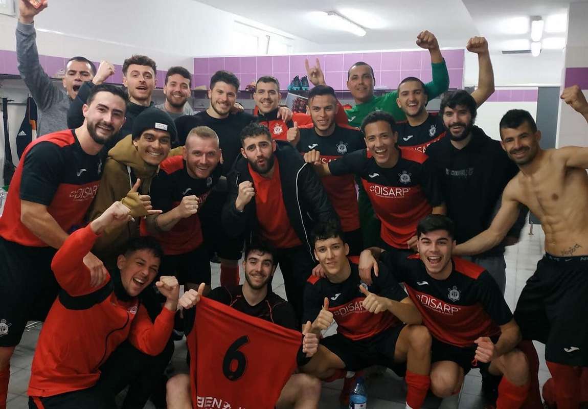 Los jugadores de la UD Portuarios-Disarp celebran el triunfo