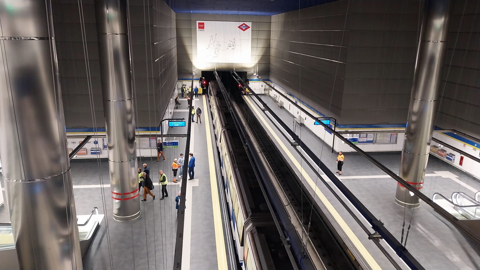Imagen de la nueva estación de la L3 en El Casar, con el primer tren que partía de la estación getafense a punto de partir