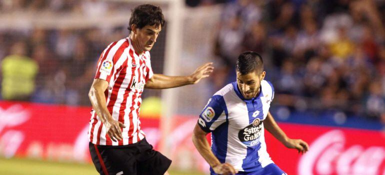 GEl centrocampista del Deportivo CArles Gil (d) y el centrocampista del Athletic Mikel San José, durante el partido de Liga en Primera División que están disputando esta noche en el estadio de Riazor, en A Coruña. 