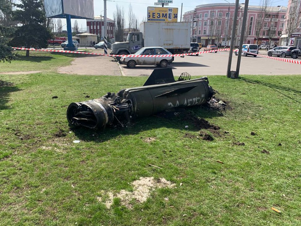 Restos de un misil ruso en la estación de Kramatorsk, atacada este viernes.