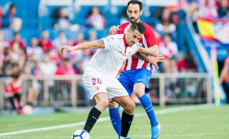 Vitolo peleando con Juanfran durante un partido en el Calderón