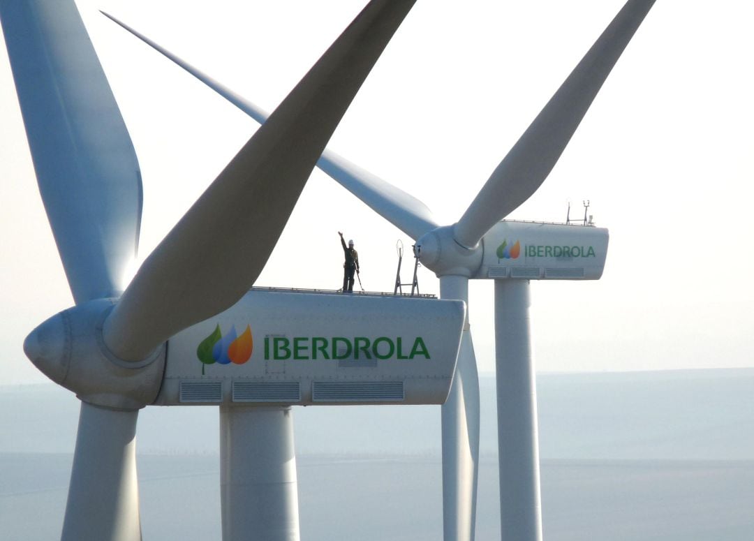 Un operario sobre un molino eólico de Iberdrola