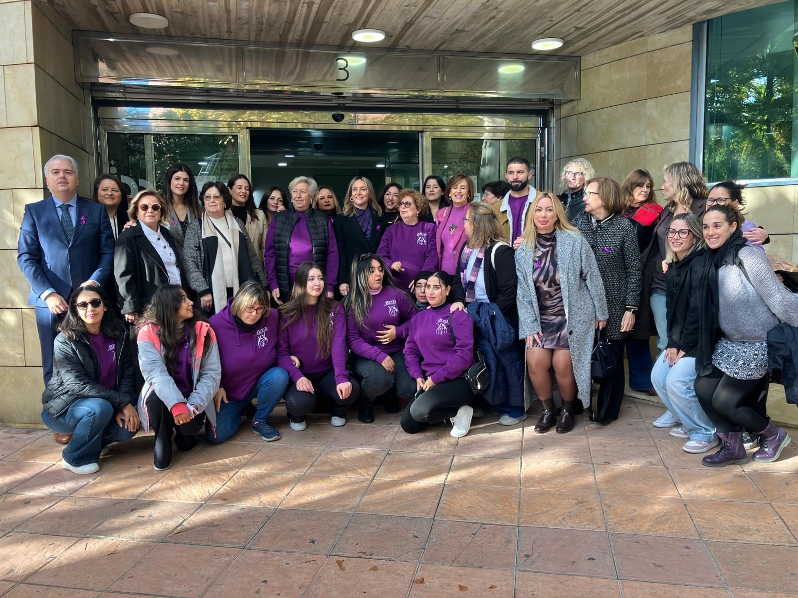 Foto de familia tras la lectura del manifiesto con motivo del 25N a las puertas de la consejería de Política Social, en Murcia