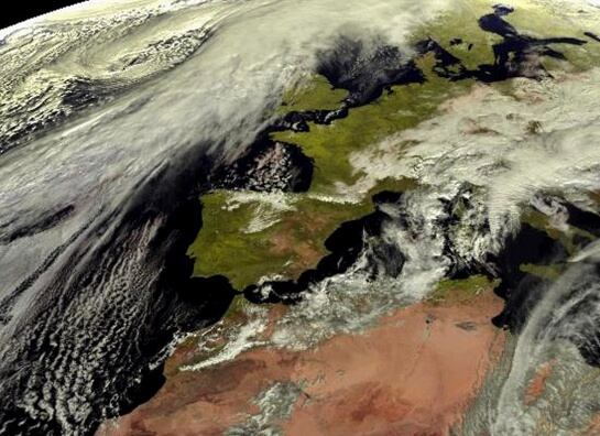 Imagen tomada por el satélite Meteosat para la Agencia Estatal de Meteorología que prevé para mañana, miércoles, nevadas en el entorno de la Cordillera Cantábrica y de la meseta norte