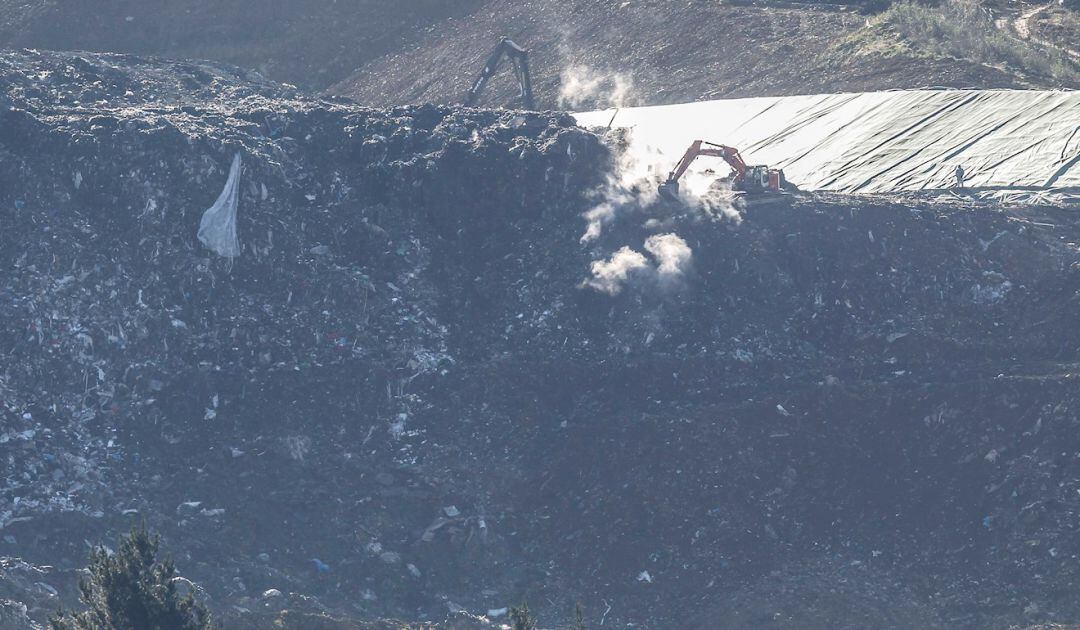 Hasta tener una solución definitiva, la agencia vasca del agua trata de recoger &quot;la mayor parte&quot; de esos lixiviados para evitar que llegue a zonas de regata y ríos de la comarca. 
 