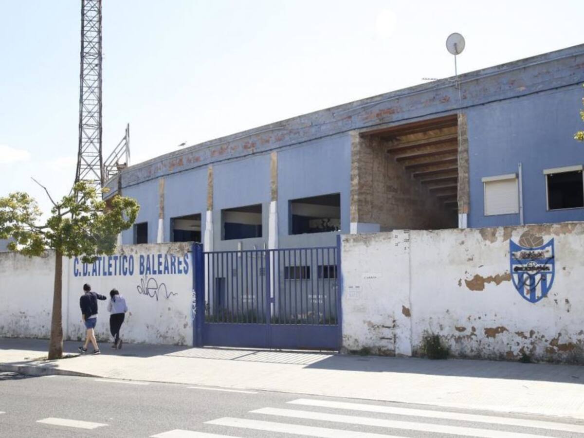 Cort dará 500.000 euros para el césped y la luz del Estadi Balear