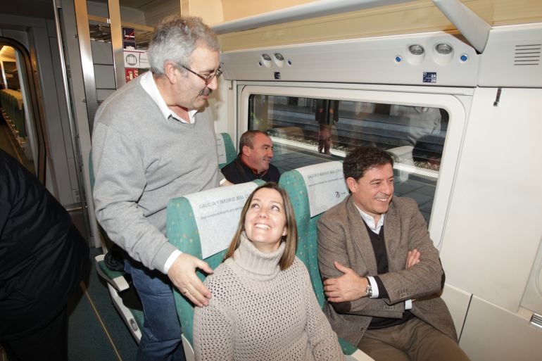 El secretario general del PSdeG, José Ramón Gómez Besteiro, junto a la alcaldesa de Lugo, Lara Méndez, durante el recorrido entre Lugo y Monforte.