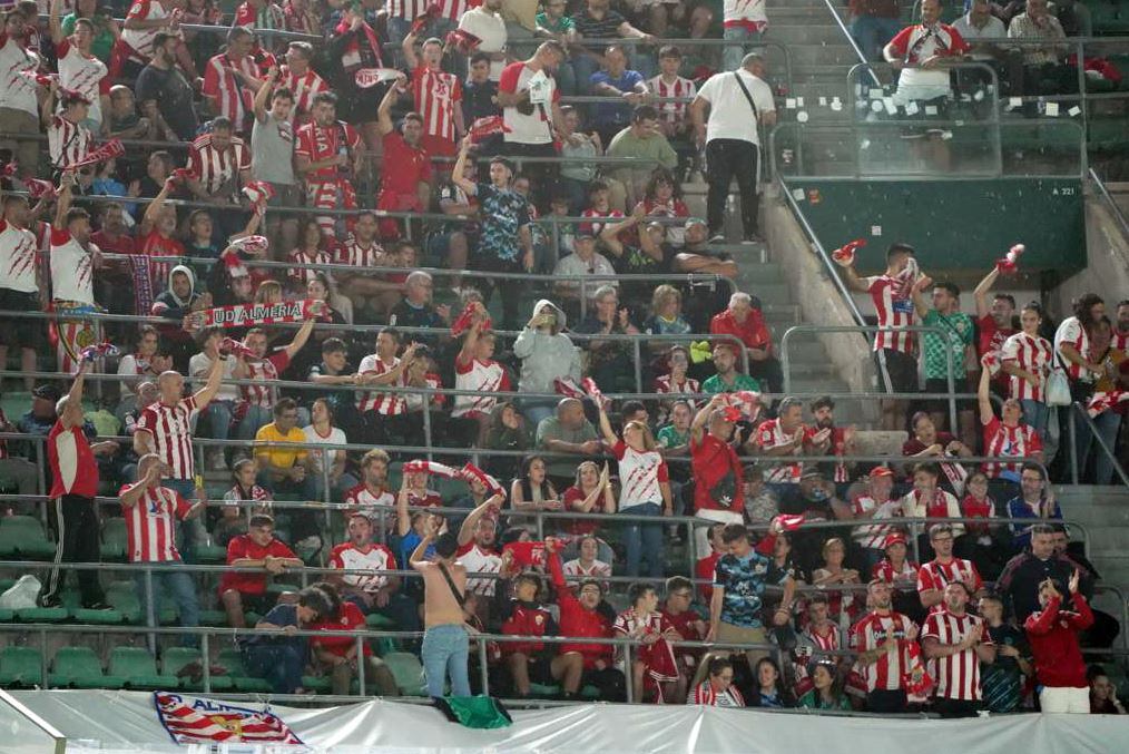 Los seguidores del Almería en el partido de Sevilla ante el Real Betis.