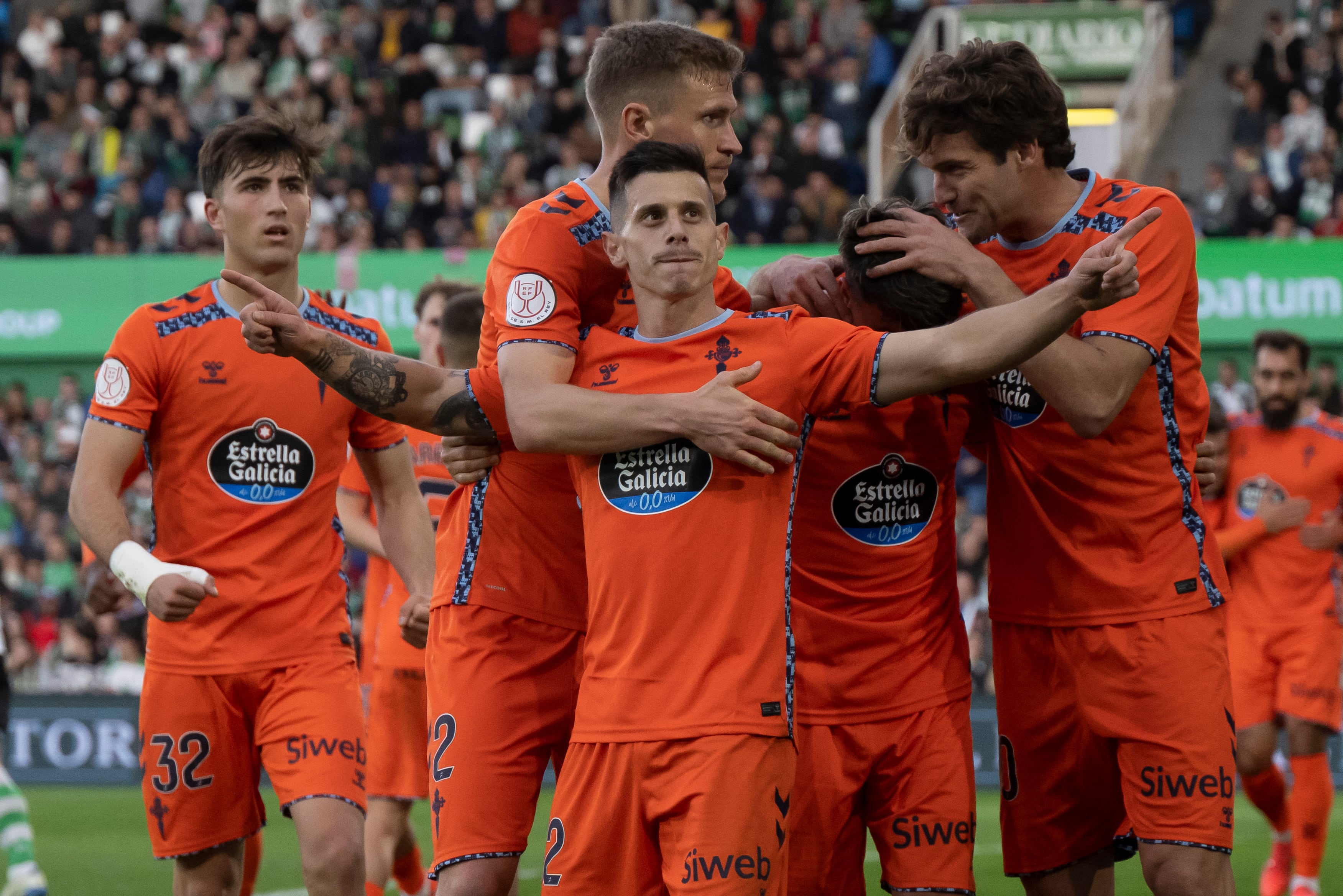 SANTANDER, 05/01/2025.- Los jugadores del Celta de Vigo celebran el gol de Alfon González (c) contra el Racing de Santander, durante el partido de dieciseisavos de la Copa del Rey disputado este domingo en los Campos de Sport de El Sardinero en la capital cántabra.- EFE/Pedro Puente Hoyos
