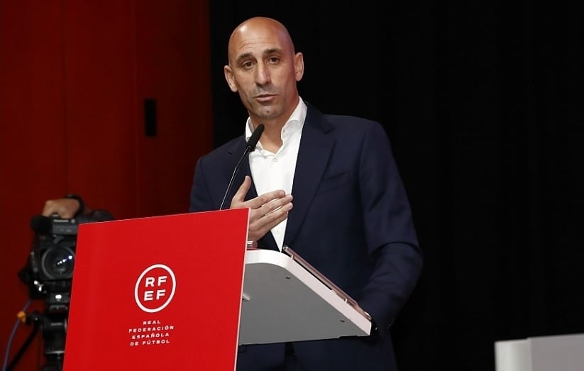 Luis Rubiales, durante la rueda de prensa e la asamblea extraordinaria de la RFEF, asegurando que no dimitirá