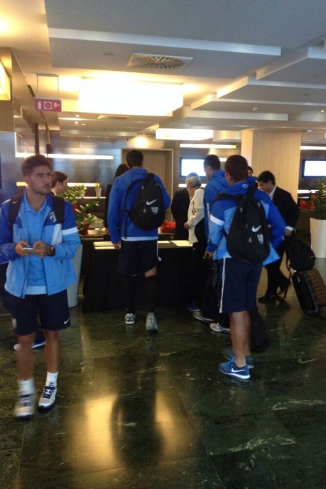 Los jugadores del Málaga en la recepción del hotel Meliá Barcelona.