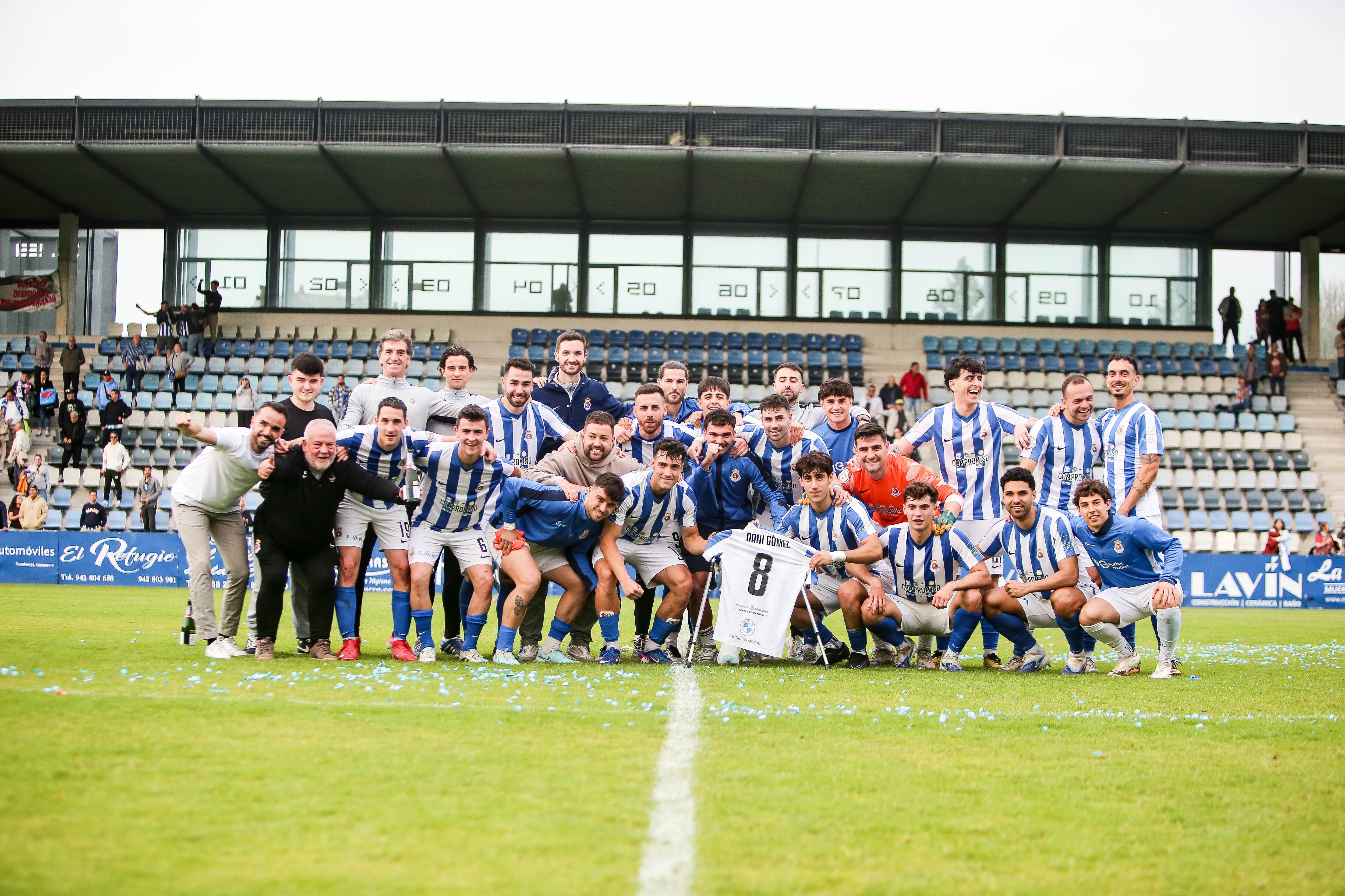 La plantilla de la Gimnástica celebra el título de Tercera Federación sobre el verde nada más terminar su partido frente al Cayón