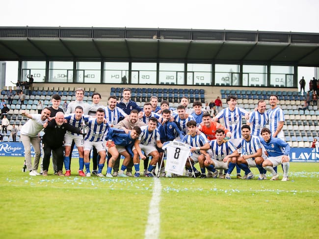 La plantilla de la Gimnástica celebra el título de Tercera Federación sobre el verde nada más terminar su partido frente al Cayón