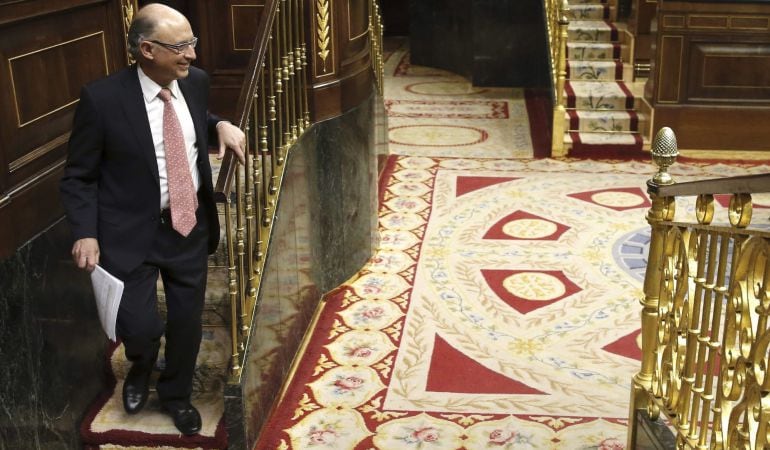 GRA344. MADRID, 12/03/2015.- El ministro de Hacienda, Cristóbal Montoro, tras su intervención en el pleno del Congreso,para defender el proyecto de ley de modificación de la ley de financiación de las comunidades autónomas y de estabilidad presupuestaria 