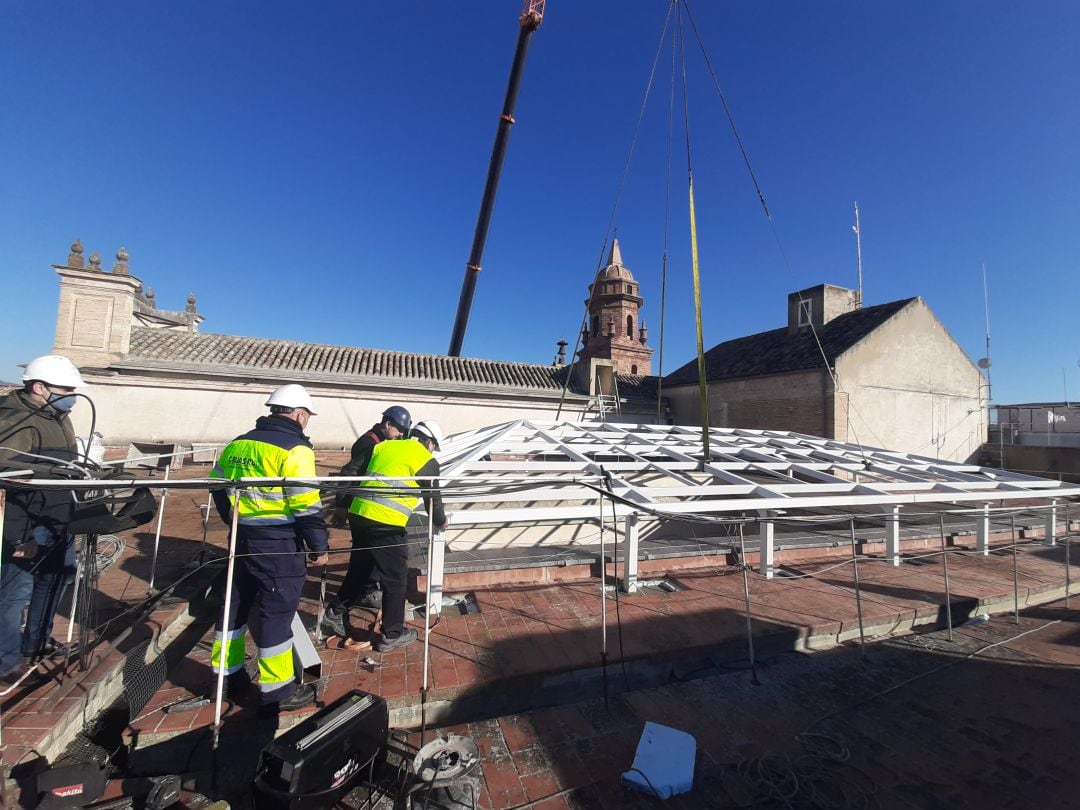 Cubrición del patio interior del Ayuntamiento de Andújar donde irá ubicada la nueva Oficina de Turismo.