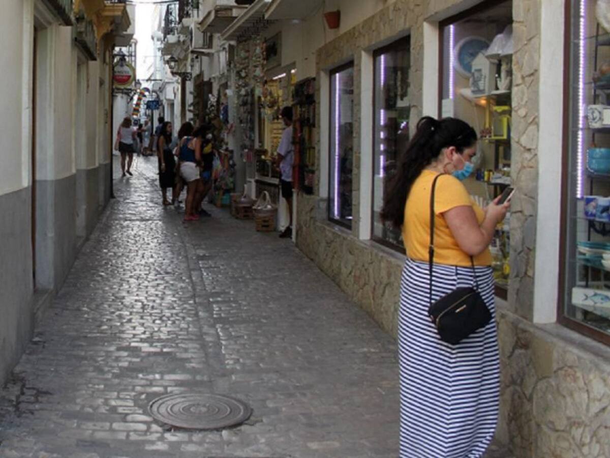 Tarifa ofrece a la Junta instalaciones municipales para una campaña de vacunación masiva