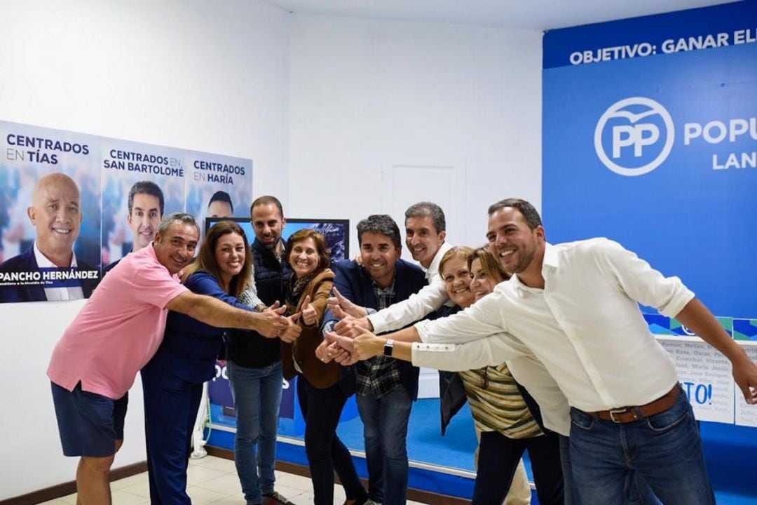 Algunos de los candidatos del PP celebrando los resultados.