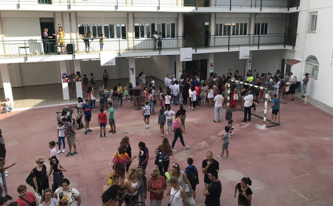 Escolares en el primer día de clase en el Colegio Público &#039;Alcalá Venceslada&#039; de la capital.