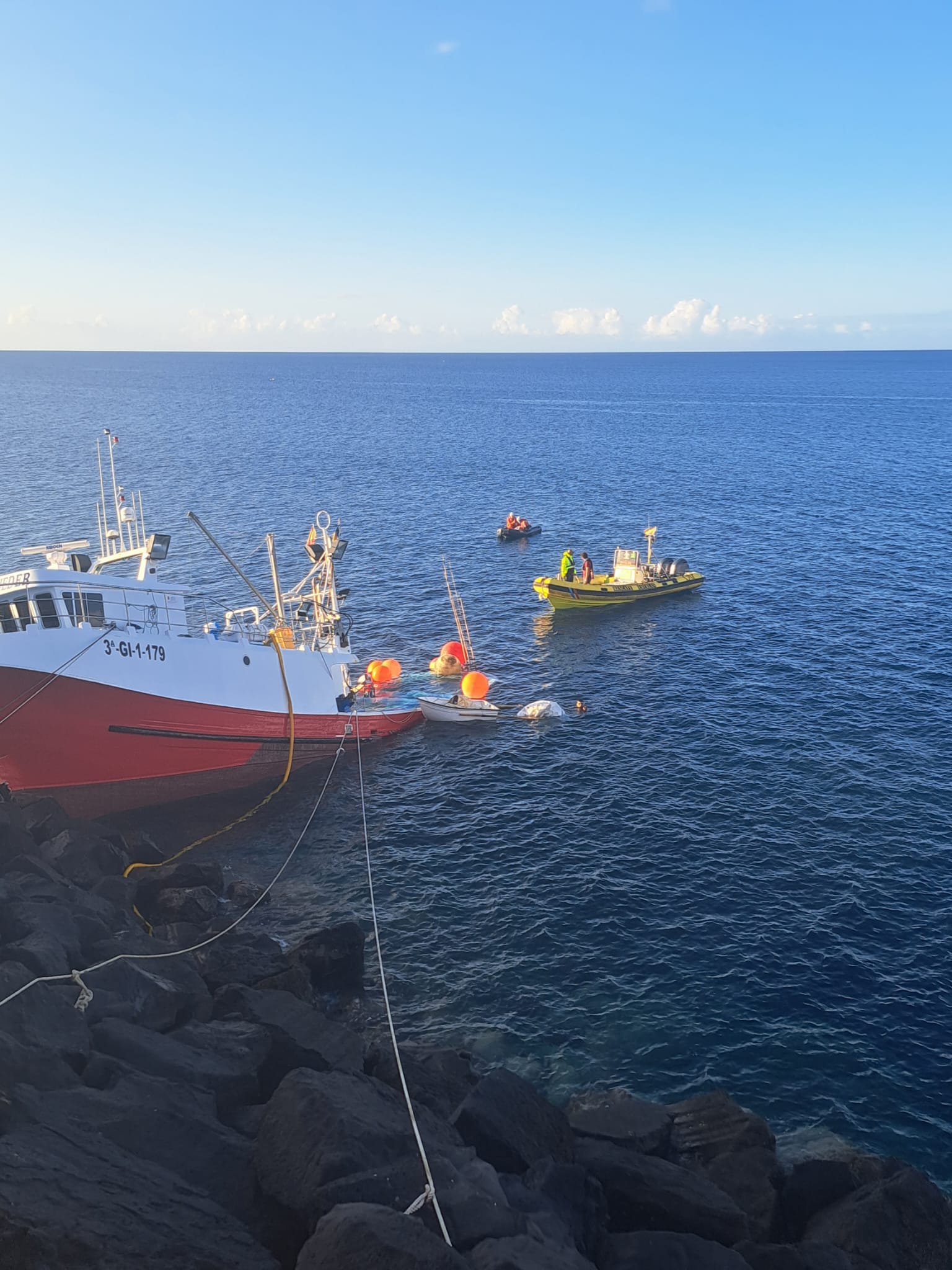 El barco encallado y semihundido en una zona rocosa de La Tiñosa, en Puerto del Carmen (Lanzarote).