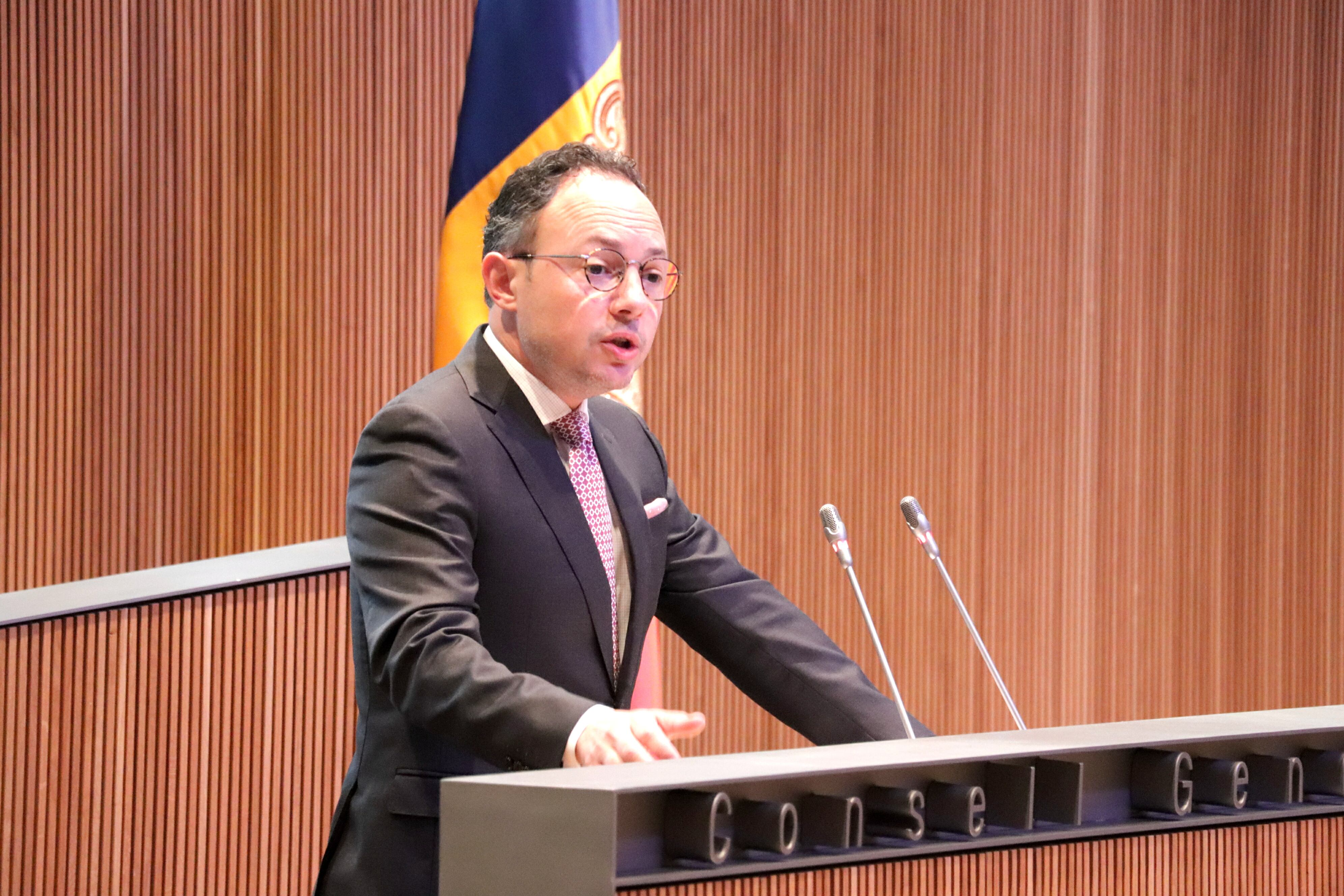 El candidat a cap de Govern de Demòcrates, Ciutadans compromesos i Acció, Xavier Espot, ha parlat d&#039;estudiar la renovació de la residencia al coneixement de la llengua catalana