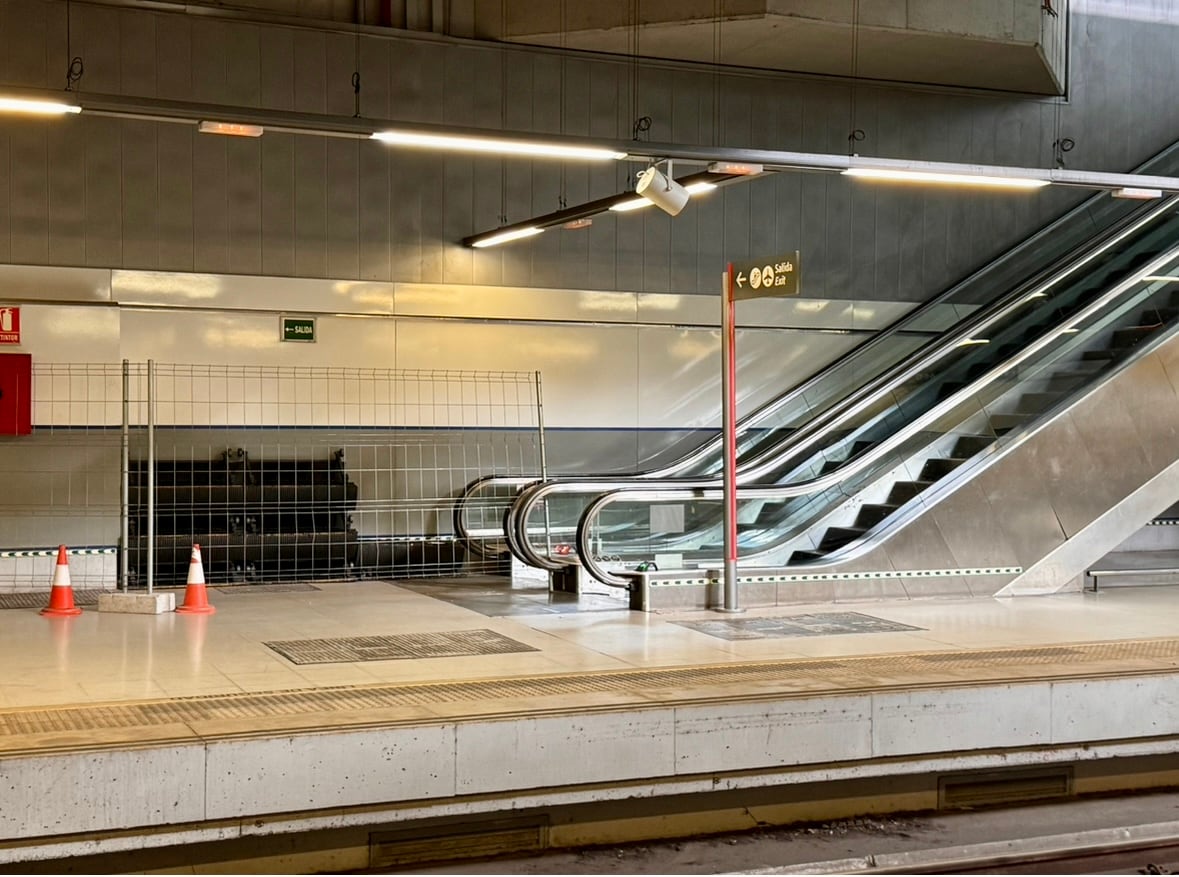 La escalera mecánica (en su tramo más pegado a la pared) de bajada que se encuentra fuera de servicio en Málaga