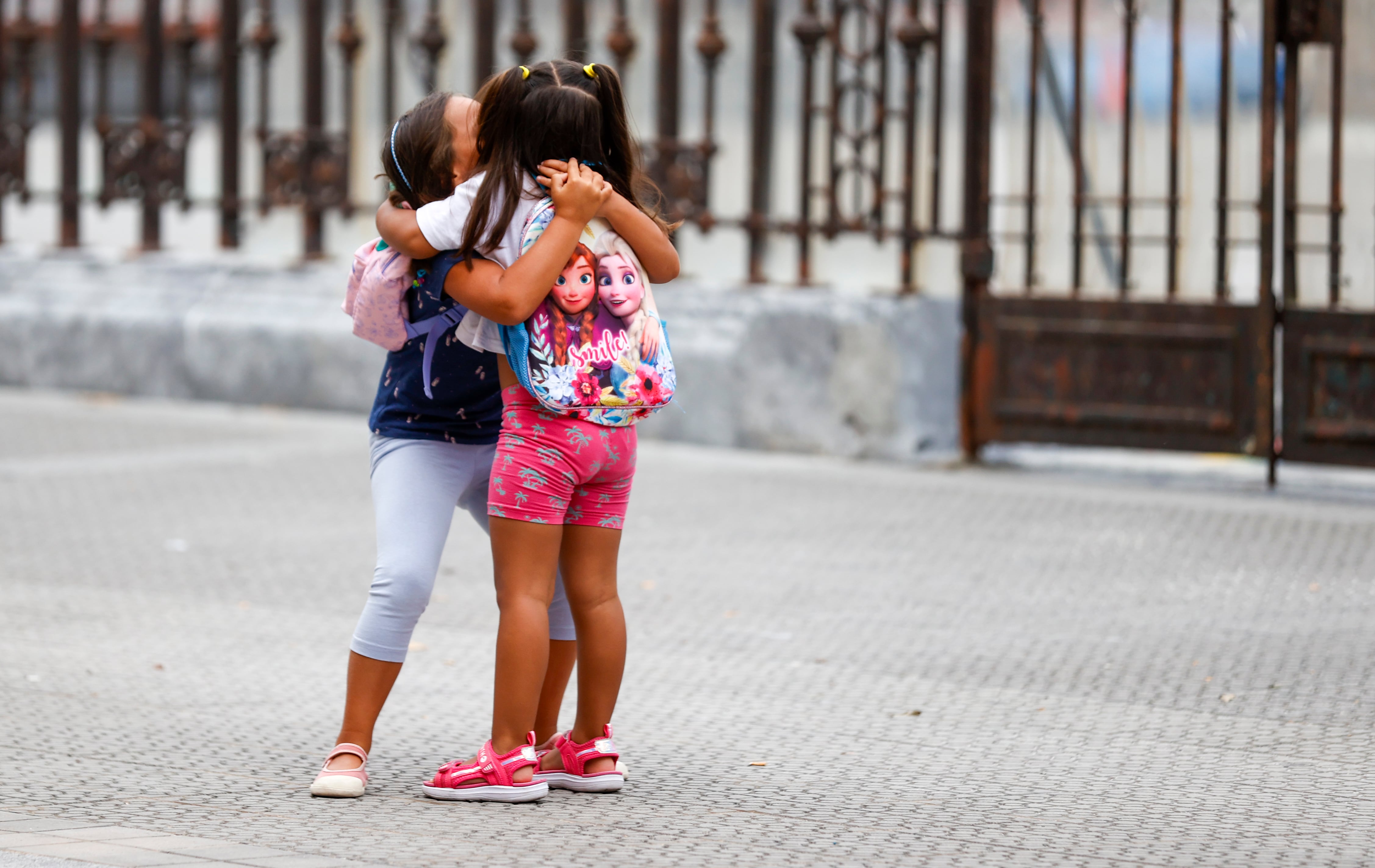 BILBAO, 07/09/2023.- Dos niñas se abrazan tras el reencuentro en un colegio público de Bilbao, donde este jueves ha comenzado el curso escolar. Castilla y León, Navarra, País Vasco, La Rioja, Ceuta y Melilla, Cantabria, Madrid y Aragón son las comunidades autónomas en las que el curso escolar empieza este jueves, o que incluyen este jueves como parte del recibimiento escalonado de alumnos según etapa escolar. Practicar procesos de adaptación -en los entornos familiares- con los más pequeños que se incorporan por primera vez a las aulas, tras las vacaciones, puede contribuir a evitar la ansiedad de separación en estos menores respecto a sus padres, allegados o tutores de referencia. EFE/Luis Tejido
