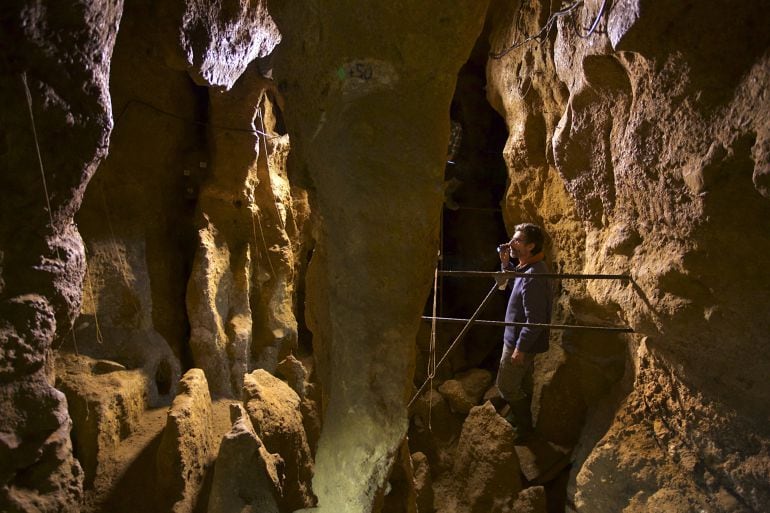 Un equipo multidisciplinar con participación del Consejo Superior de Investigaciones Científicas (CSIC) ha descubierto que los Homo neanderthalensis y los Homo sapiens se hibridaron hace más de 100.000 años, lo que adelanta en 50.000 años la primera hibri