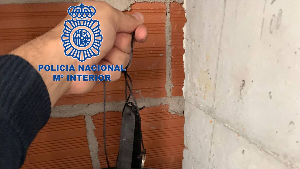 La Policía Nacional detiene a un hombre en Gandía por vender droga que escondía en el hueco del ascensor