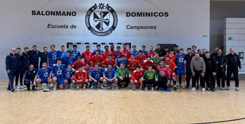 Bada Huesca y BM Zaragoza en la foto de familia en el amistoso disputado este martes