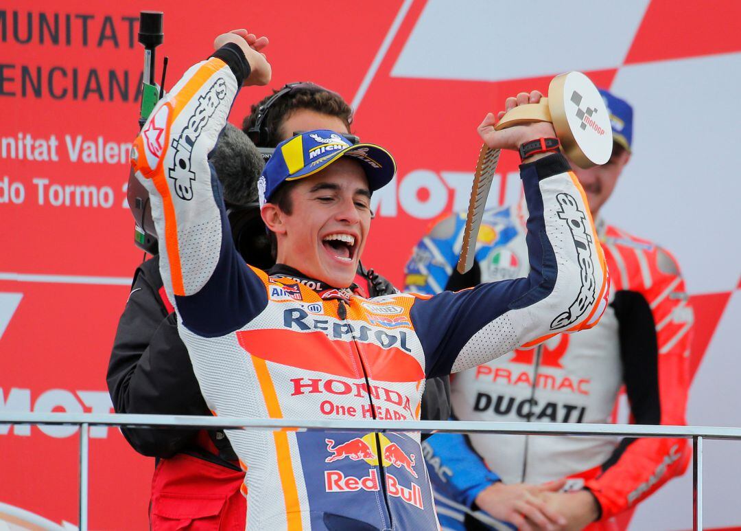 Marc Márquez celebra el triunfo en Cheste.