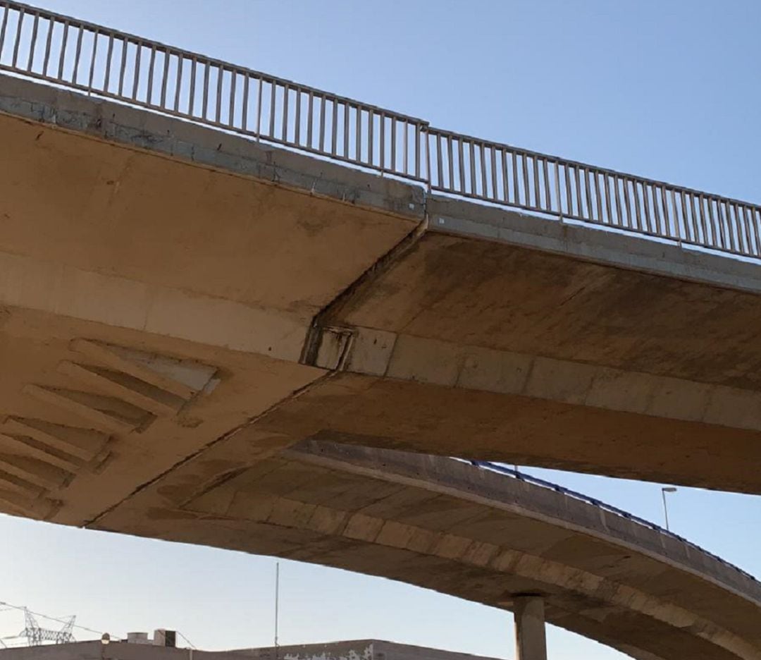 Puente a la entrada de la capital gaditana, en el que se aprecia la grieta y el desplazamiento de la estructura