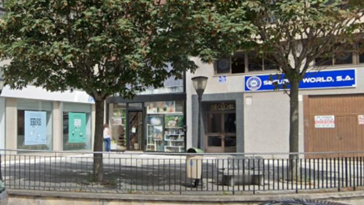 Vecinos de A Coruña se movilizan por el cierre de oficinas bancarias en el barrio de O Castrillón