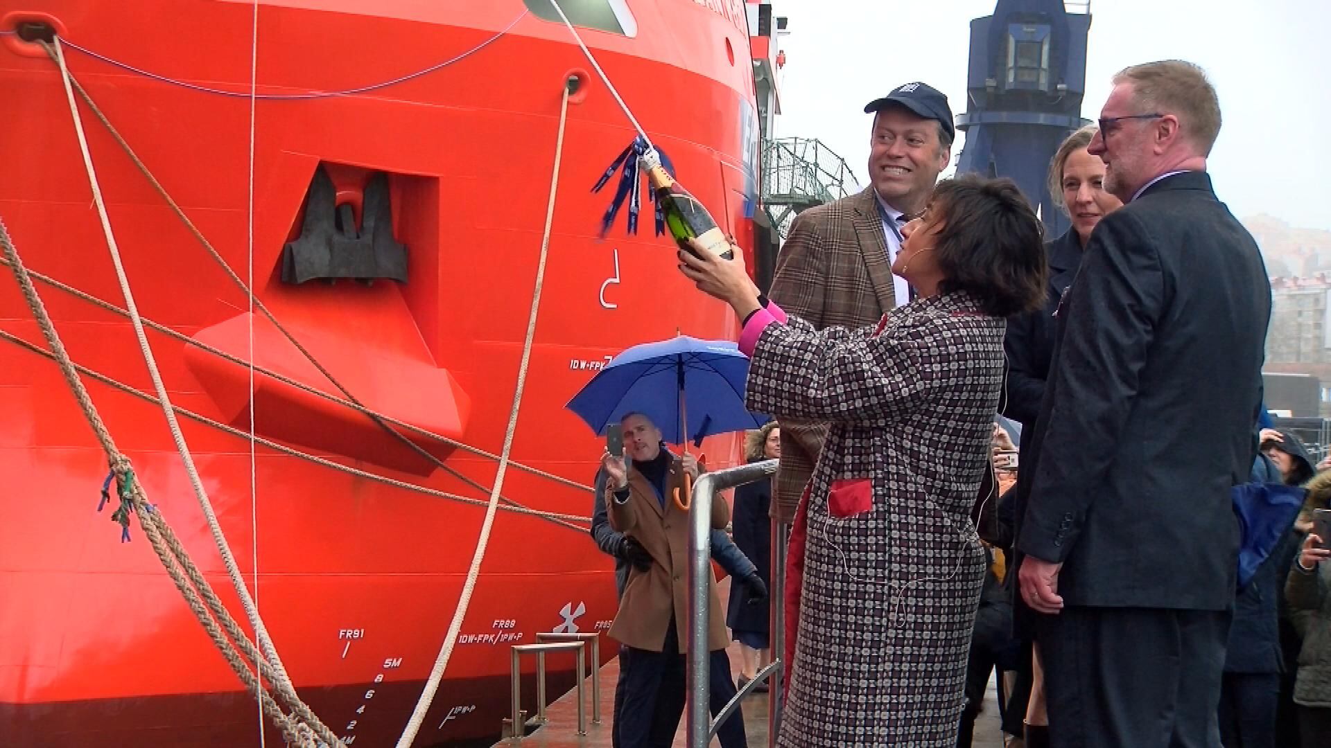 La ministra de Pesca de Portugal con uno de los tres barcos que llevará bandera lusa.