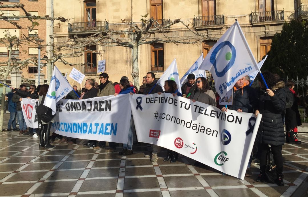 Trabajadores y trabajadoras de Onda Jaén durante la última concentración producida esta misma semana.