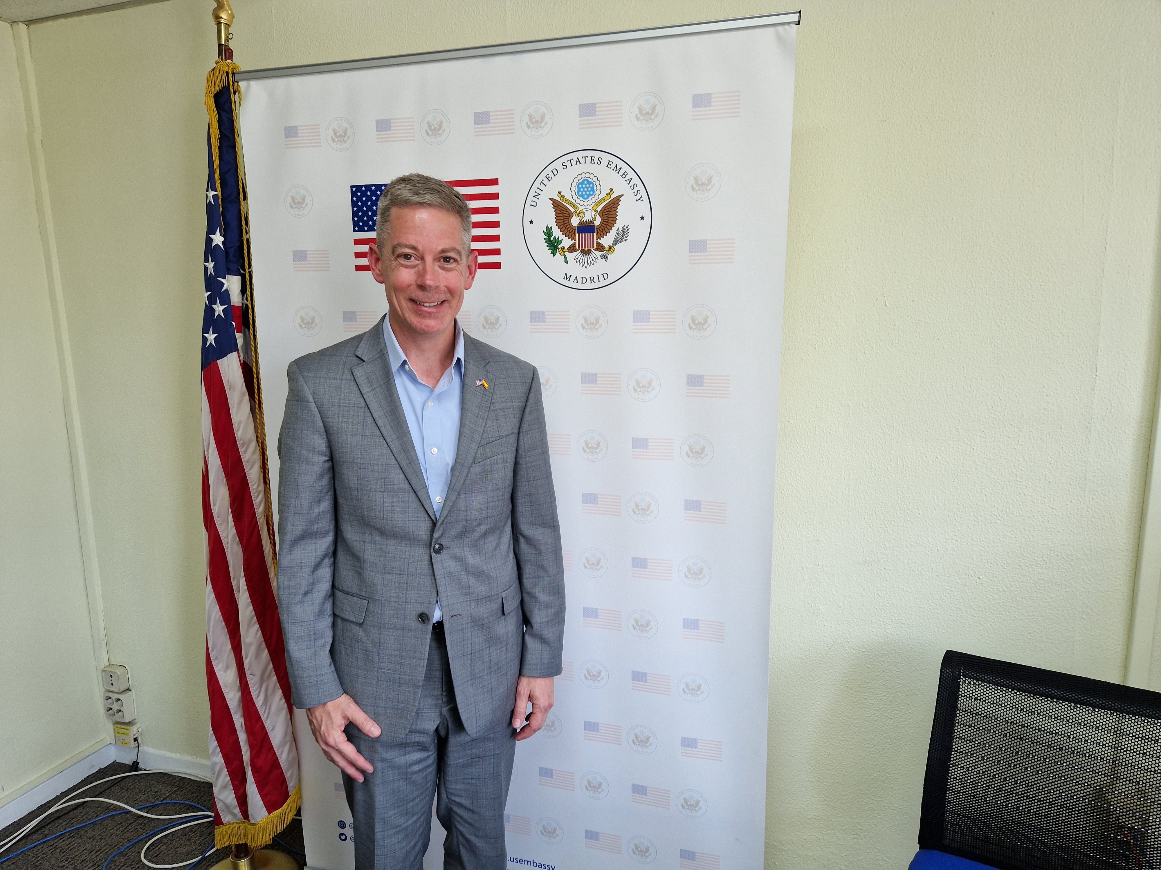 Kevin Coggins, administrador adjunto de la NASA en una entrevista con la cadena SER en la embajada de Estados Unidos en Madrid