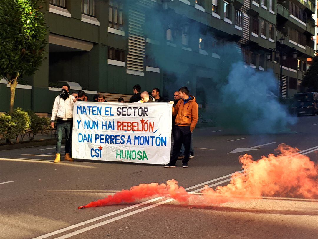 Un grupo cortó el tráfico en Oviedo, ante la sede de Hunosa