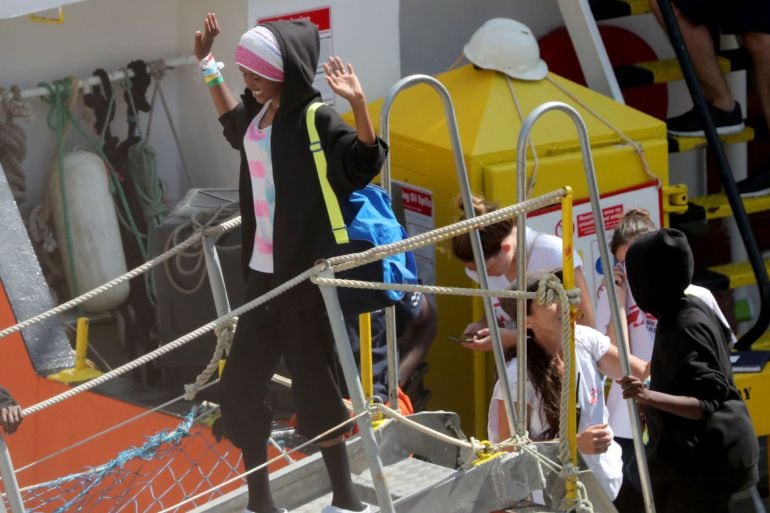 El Aquarius atraca en La Valeta, tras cinco días de espera en el mar