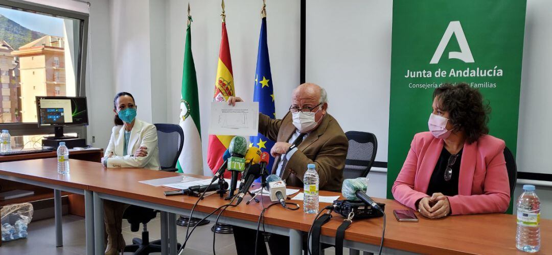 La delegada del Gobierno Andaluz en Jaén, Maribel Lozano; el consejero de Salud Jesús Aguirre y la viceconsejera de Salud Catalina García.